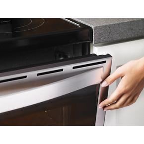 6.4 Cubic Feet Smart Freestanding Electric Range With Frozen Bake Technology – Fingerprint Resistant Stainless Steel